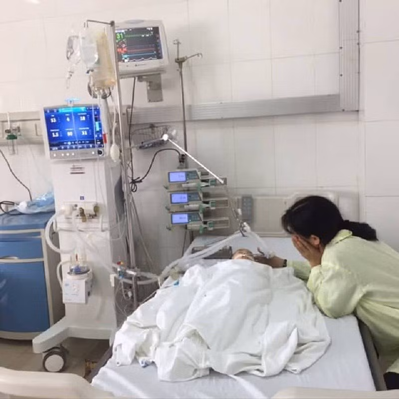 Bệnh nhi đang được cấp cứu tại BV Trẻ em Hải Phòng.