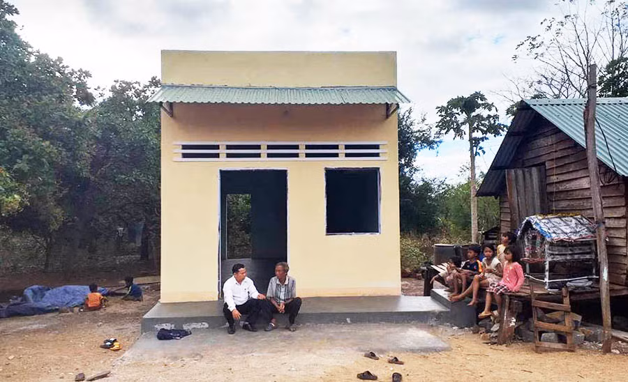 Nhờ được tổ chức AFRF hỗ trợ, gia đình ông Pren đã xây được căn nhà khang trang. Ảnh: H.T