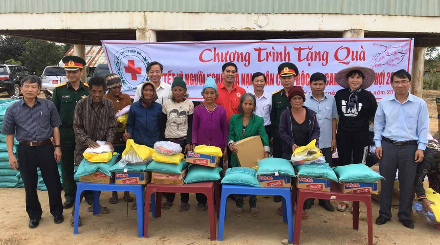 Tặng quà cho đồng bào nghèo xã Ia Phí. Ảnh: Hồng Ngọc Tặng quà cho đồng bào nghèo xã Ia Phí. Ảnh: Hồng Ngọc
