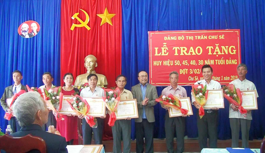 Đồng chí Nguyễn Hồng Hà-Tỉnh ủy viên, Bí thư Huyện ủy Chư Sê trao huy hiệu Đảng cho đảng viên. Ảnh: Mỹ Đức Đồng chí Nguyễn Hồng Hà-Tỉnh ủy viên, Bí thư Huyện ủy Chư Sê trao huy hiệu Đảng cho đảng viên. Ảnh: Mỹ Đức