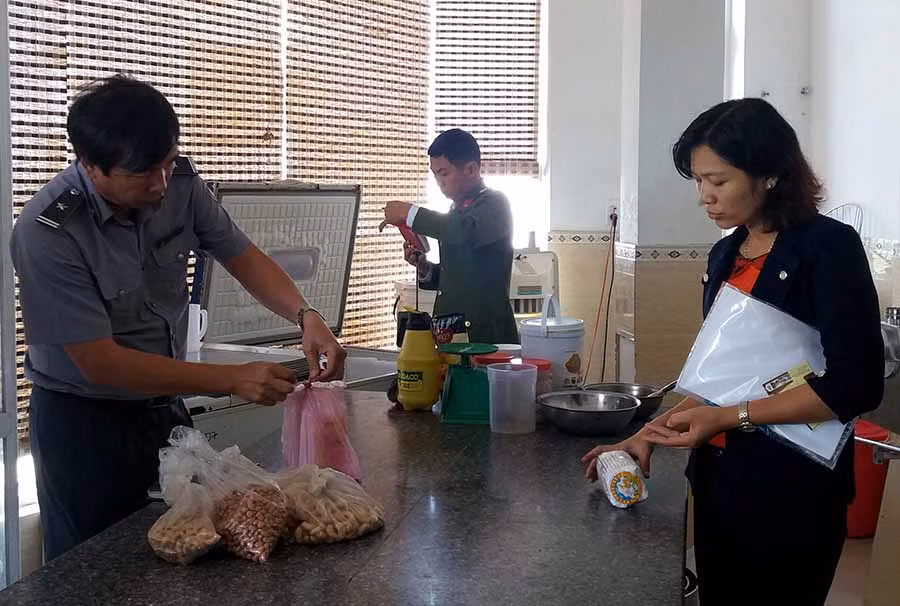  Kiểm tra an toàn thực phẩm tại cơ sở sản xuất bánh Mai Thu. Ảnh: N.Y