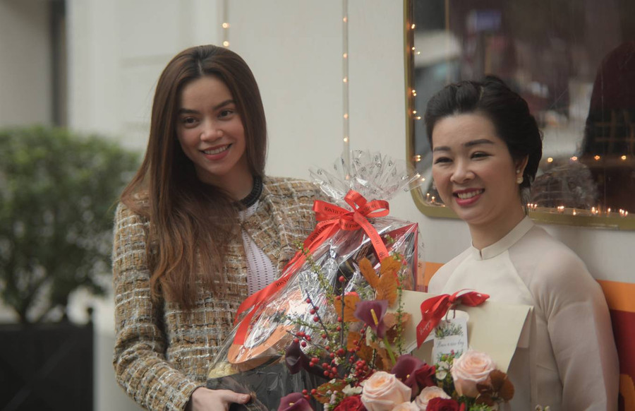  Chợ Tết sẽ mở cửa cho khách tự do tham quan và mua sắm trong khoảng thời gian 11h đến 20h hàng ngày, từ 26 đến 31/1 (21 đến 26 Âm lịch). Ca sĩ Hồ Ngọc Hà đến chụp hình lưu niệm tại ngày mở cửa chợ.