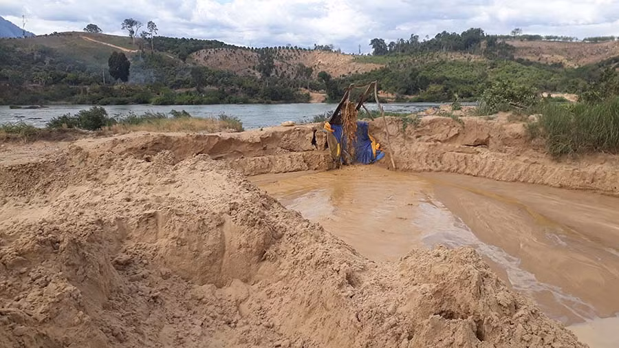 Điểm khai thác cát tại bãi bồi sông Sê San thuộc làng Nú, xã Ia Khai. Ảnh: Nguyễn Tú