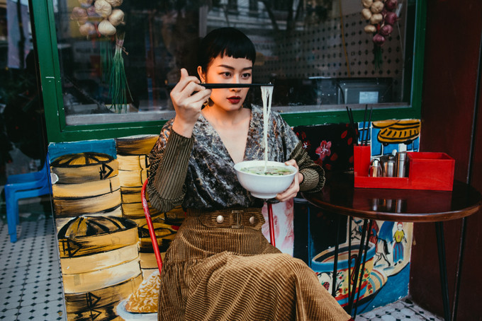 Trong bộ ảnh mới nhất, Phí Linh đã cắt phăng mái tóc, táo bạo và đầy cá tính, khác hẳn trước kia.