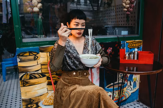 Trong bộ ảnh mới nhất, Phí Linh đã cắt phăng mái tóc, táo bạo và đầy cá tính, khác hẳn trước kia.