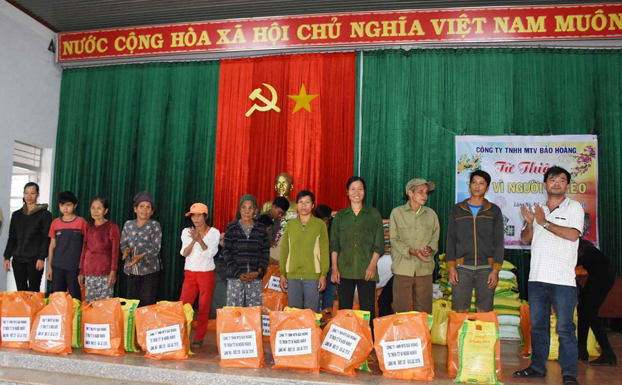 Trao quà cho những gia đình có hoàn cảnh khó khăn trên địa bàn. Ảnh: Hà Phương
