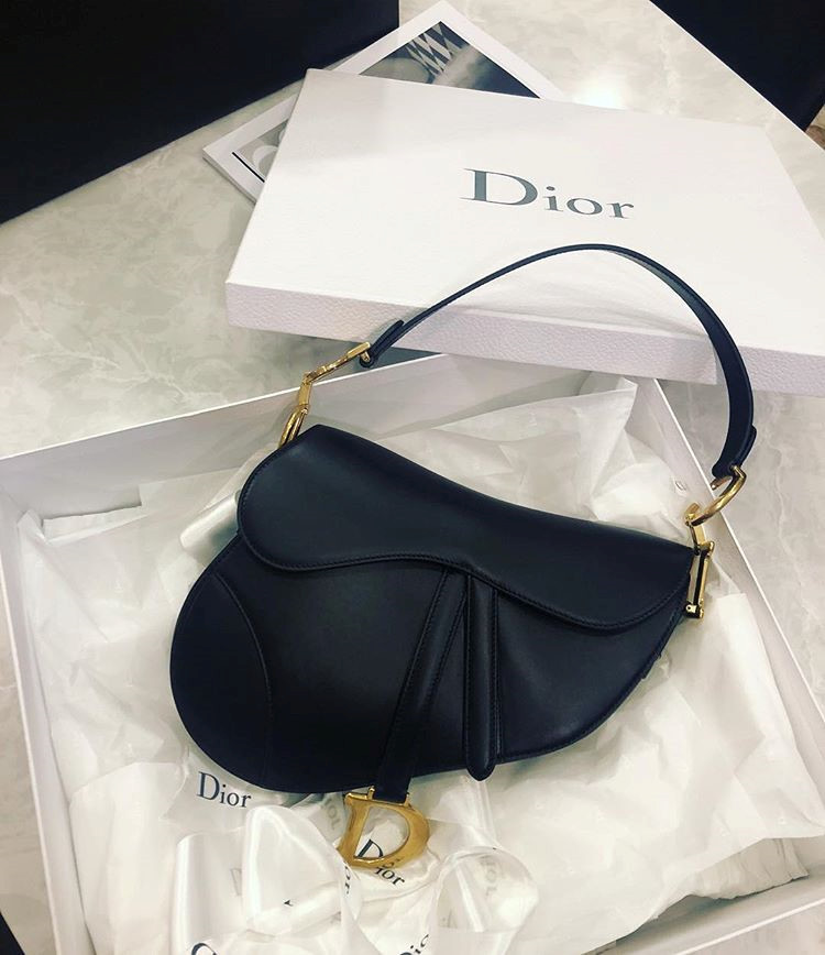 Vợ sắp cưới của Cường Đô La cũng sắm cho mình mẫu túi yên ngựa "saddle bag" - một trong những mẫu túi hot nhất của năm 2018 được nhiều sao Việt và quốc tế lựa chọn. Vợ sắp cưới của Cường Đô La cũng sắm cho mình mẫu túi yên ngựa