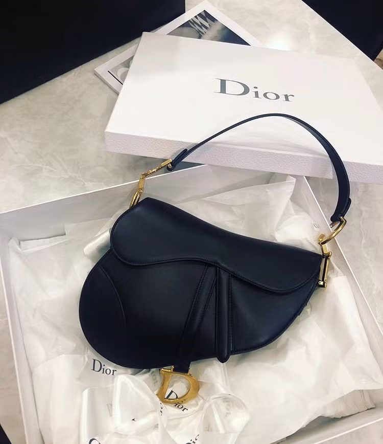 Vợ sắp cưới của Cường Đô La cũng sắm cho mình mẫu túi yên ngựa 