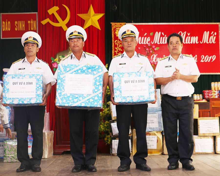 Mùa xuân ấy cũng đi theo những chuyến tàu chở tình cảm của đồng bào cả nước gửi tới các cán bộ, chiến sĩ đang ngày đêm chắc tay súng canh giữ vùng biển đảo thiêng liêng của Tổ quốc. Ảnh: Q.T