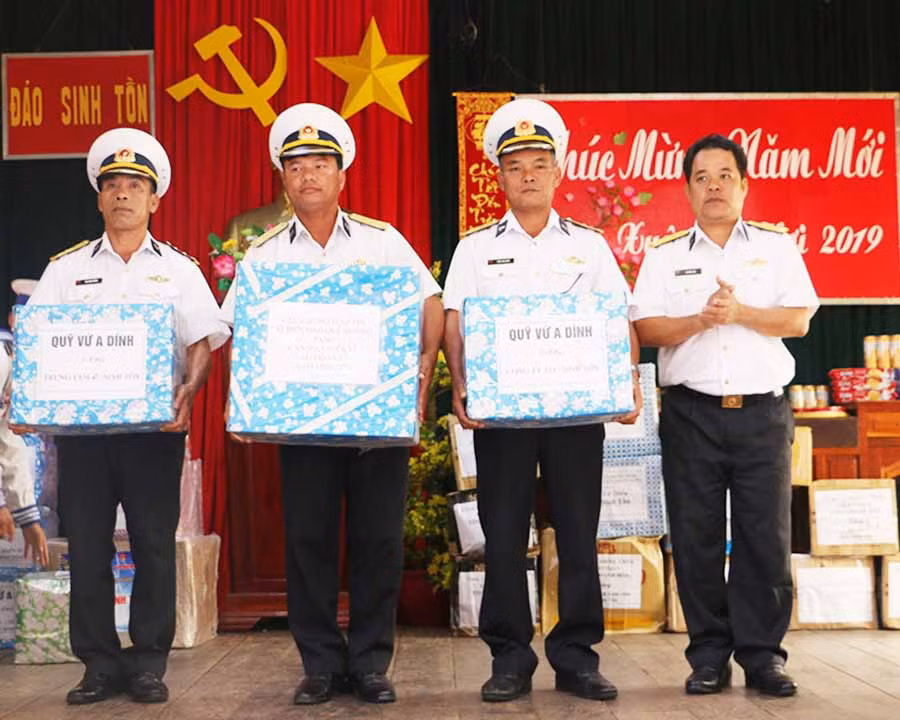 Mùa xuân ấy cũng đi theo những chuyến tàu chở tình cảm của đồng bào cả nước gửi tới các cán bộ, chiến sĩ đang ngày đêm chắc tay súng canh giữ vùng biển đảo thiêng liêng của Tổ quốc. Ảnh: Q.T