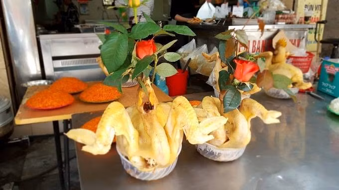 Theo chị Minh Hiền, trong các mâm cỗ cúng truyền thống thường có gà cánh tiên. Ảnh: VietNamNet