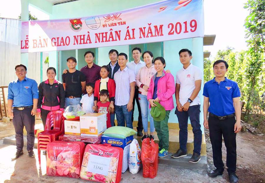  Bàn giao nhà nhân ái cho chị Kpă Khuynh (xã Tân Sơn, TP. Pleiku). Ảnh: Phan Lài