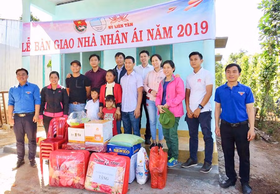  Bàn giao nhà nhân ái cho chị Kpă Khuynh (xã Tân Sơn, TP. Pleiku). Ảnh: Phan Lài