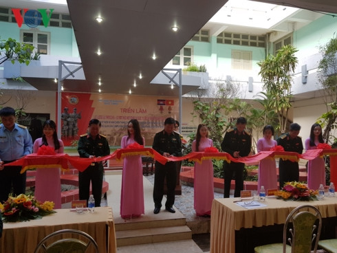  Cắt băng khai mạc triển lãm.