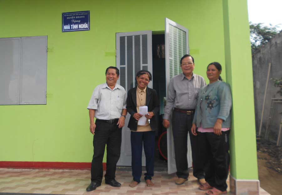 Bà Đinh Thị Uông (thứ 2 từ trái sang) phấn khởi khi được Hội Nạn nhân chất độc da cam/dioxin huyện hỗ trợ xây dựng nhà ngay dịp trước Tết. Ảnh: H.D