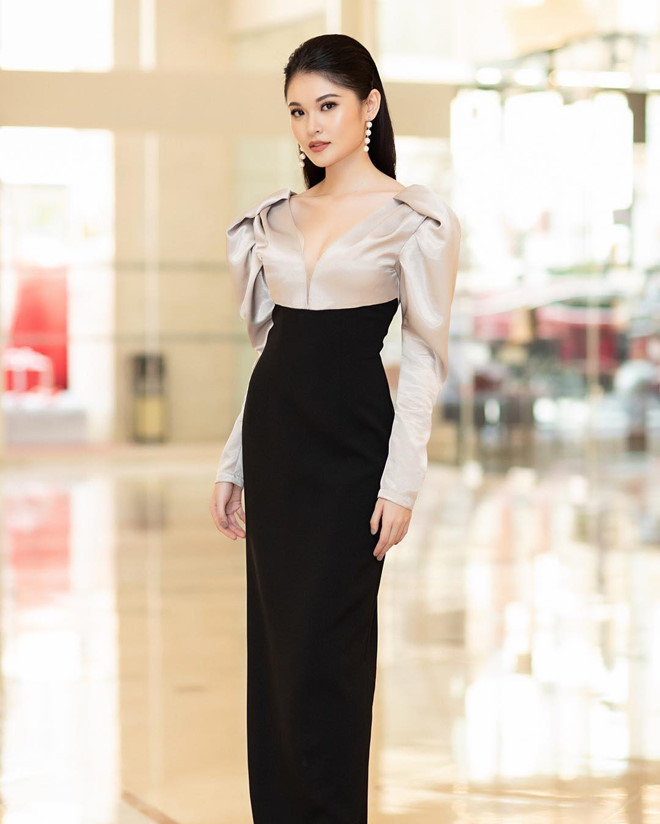 Phong cách thanh lịch, sang trọng của Thùy Dung tiếp tục được phát huy trong một thiết kế tạo sự đối lập về màu sắc. Cùng với lối make-up tông trầm, vẻ ngoài bắt mắt của người đẹp 22 tuổi còn đến từ đôi hoa tai ngọc trai. 
