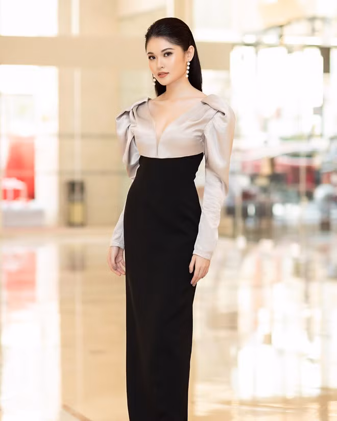 Phong cách thanh lịch, sang trọng của Thùy Dung tiếp tục được phát huy trong một thiết kế tạo sự đối lập về màu sắc. Cùng với lối make-up tông trầm, vẻ ngoài bắt mắt của người đẹp 22 tuổi còn đến từ đôi hoa tai ngọc trai. 