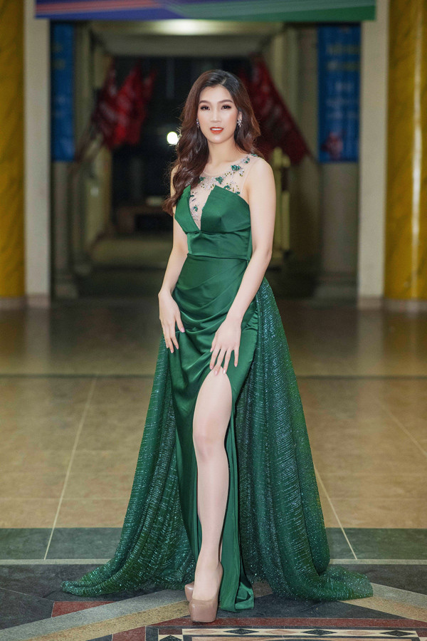 Trang phục tạo phom và đính kết khéo léo đem lại cho Hoa hậu Phí Thùy Linh nét sang trọng, duyên dáng. Trang phục tạo phom và đính kết khéo léo đem lại cho Hoa hậu Phí Thùy Linh nét sang trọng, duyên dáng.