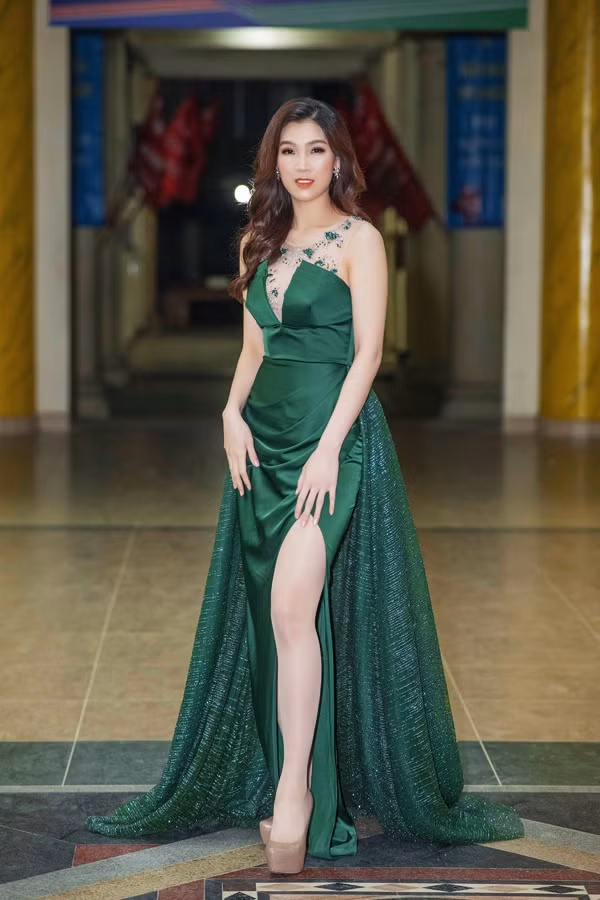  Trang phục tạo phom và đính kết khéo léo đem lại cho Hoa hậu Phí Thùy Linh nét sang trọng, duyên dáng.