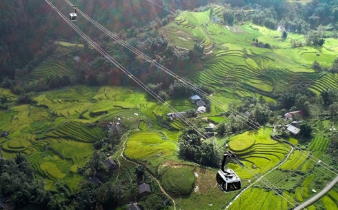 Fansipan mùa lúa chín đẹp tuyệt vời khi chiêm ngưỡng qua khung cửa kính cáp treo