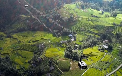 Fansipan mùa lúa chín đẹp tuyệt vời khi chiêm ngưỡng qua khung cửa kính cáp treo