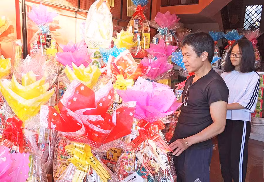  Các cửa hàng chuẩn bị sẵn giỏ quà Tết phục vụ người tiêu dùng. Ảnh: Thảo Nguyên