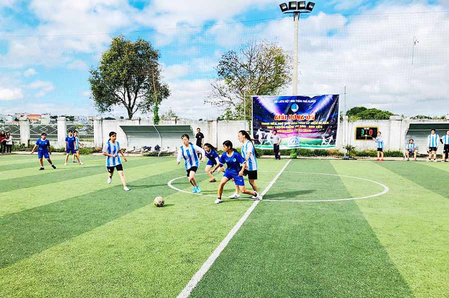  Một trận cầu kịch tính tại giải đấu. Ảnh: T.B