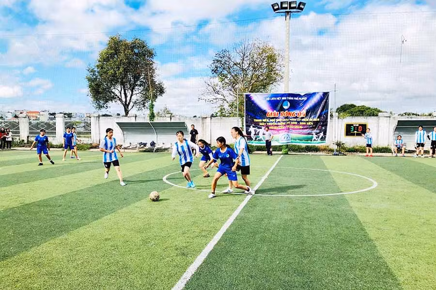  Một trận cầu kịch tính tại giải đấu. Ảnh: T.B