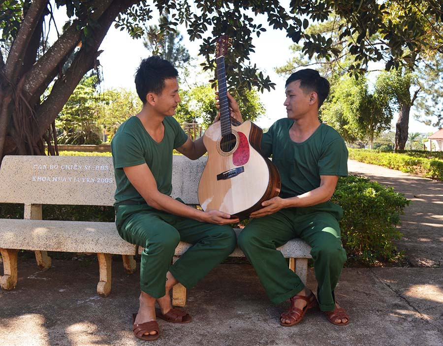  Các chiến sĩ Trung đoàn 991 tặng quà cho nhau trước ngày xuất ngũ. Ảnh: Phương Dung