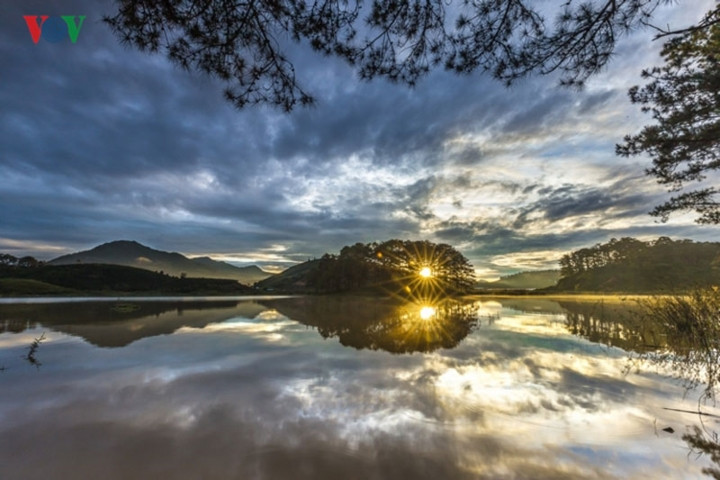 Các bạn trẻ có thể đón bình minh trên hồ Dankia - Suối Vàng, một trong những điểm du lịch hấp dẫn nhất của thành phố sương mù Đà Lạt (Ảnh: CTV Hà Thanh Nga).