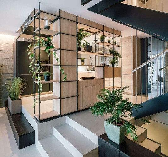 Kệ tận dụng theo chiều cao của tường dùng để đựng đồ trang trí và trồng cây.