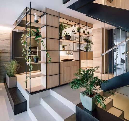 Kệ tận dụng theo chiều cao của tường dùng để đựng đồ trang trí và trồng cây.