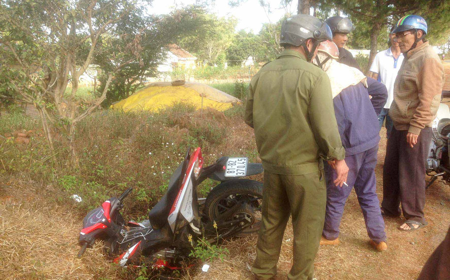 Hiện trường chiếc xe máy chúi xuống mương ven đường. Ảnh: Hà Phương