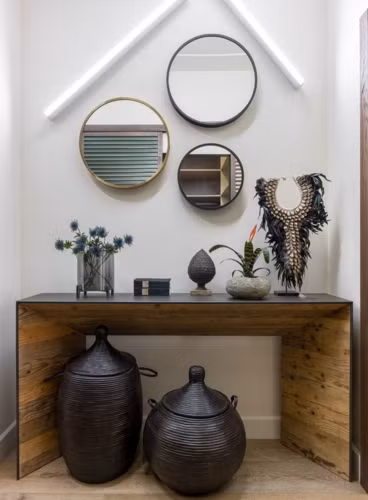  Những đồ cổ được bày biện cùng với những chiếc gương hình tròn khiến bàn ngủ của bạn trở nên khác lạ hơn.