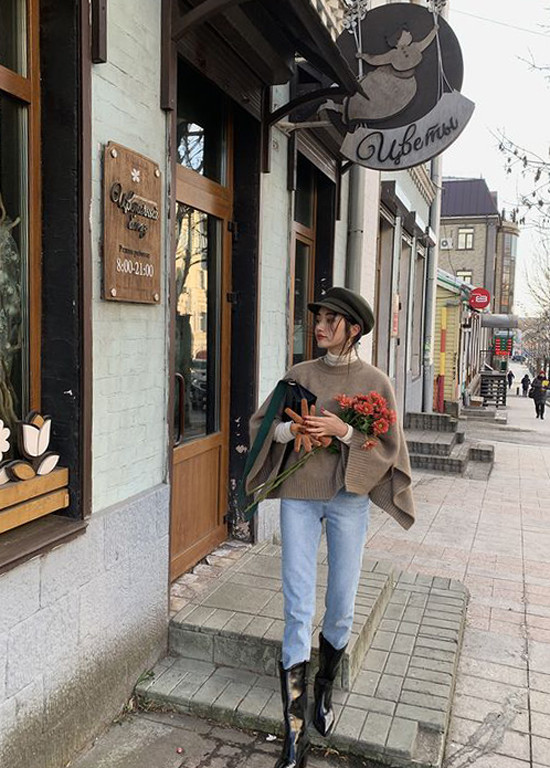 Áo len dáng cape được phối cùng jeans cổ điển, bốt và mũ baker boy giúp set đồ street style của các nàng trở nên bắt mắt hơn Áo len dáng cape được phối cùng jeans cổ điển, bốt và mũ baker boy giúp set đồ street style của các nàng trở nên bắt mắt hơn