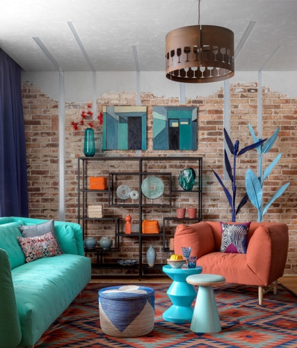 Phòng khách được thiết kế bằng những vật dụng có gam màu bắt mắt tạo cho không gian nhà bạn trở nên cổ kính hơn.