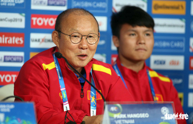 HLV Park Hang Seo tươi cười trả lời phỏng vấn tại họp báo chiều 11-1 - Ảnh: N.K