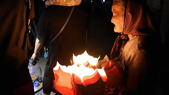 Khi không có khách đi ghe, bà Huê lại lên bờ đi bán đèn hoa đăng Khi không có khách đi ghe, bà Huê lại lên bờ đi bán đèn hoa đăng