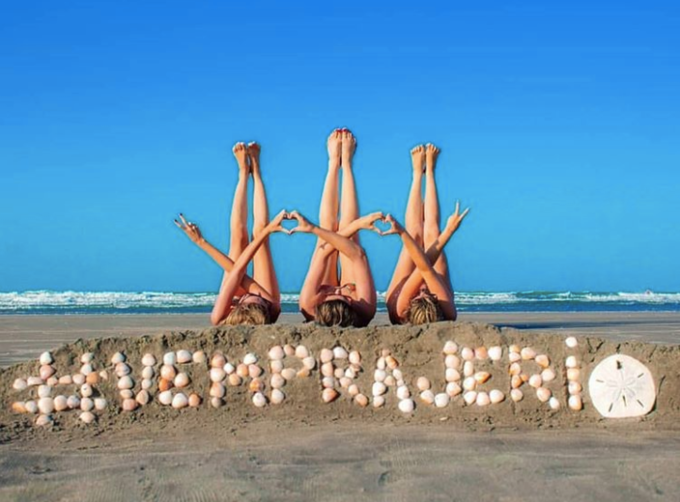 Khi đi du lịch 3 người đến bãi biển, sẽ thật nhàm chán nếu chỉ dàn hàng ngang và pose dáng thông thường. Hãy thử nghiệm dáng 