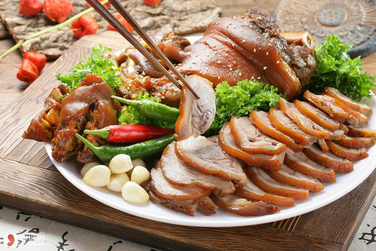 Khi bày ra mâm, người nội trợ sẽ thái mỏng thịt heo ra ăn kèm dưa món, rau thơm và hoặc cuốn cùng bánh đa nem như dùng các loại gỏi. Thịt heo thơm vị nước mắm có vị mặn, ngọt vừa ăn rất hấp dẫn. Ảnh: Jamja.