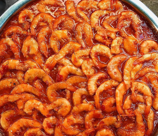 Vị chua cay, ngọt bùi của tôm chua, thịt, riềng, tỏi, ớt bột, nước mắm. Người dân xứ Huế không cần chọn những loại tôm to mà sử dụng tôm đồng, tôm nước ngọt vỏ mỏng. Tôm sẽ được sơ chế và ngâm với các loại từ 5-7 ngày trước khi sử dụng. Ảnh: Vietnamesegod.