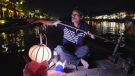 Ông Lan vừa chèo ghe vừa giới thiệu về những ngôi nhà hai bên bờ sông Hoài Ông Lan vừa chèo ghe vừa giới thiệu về những ngôi nhà hai bên bờ sông Hoài