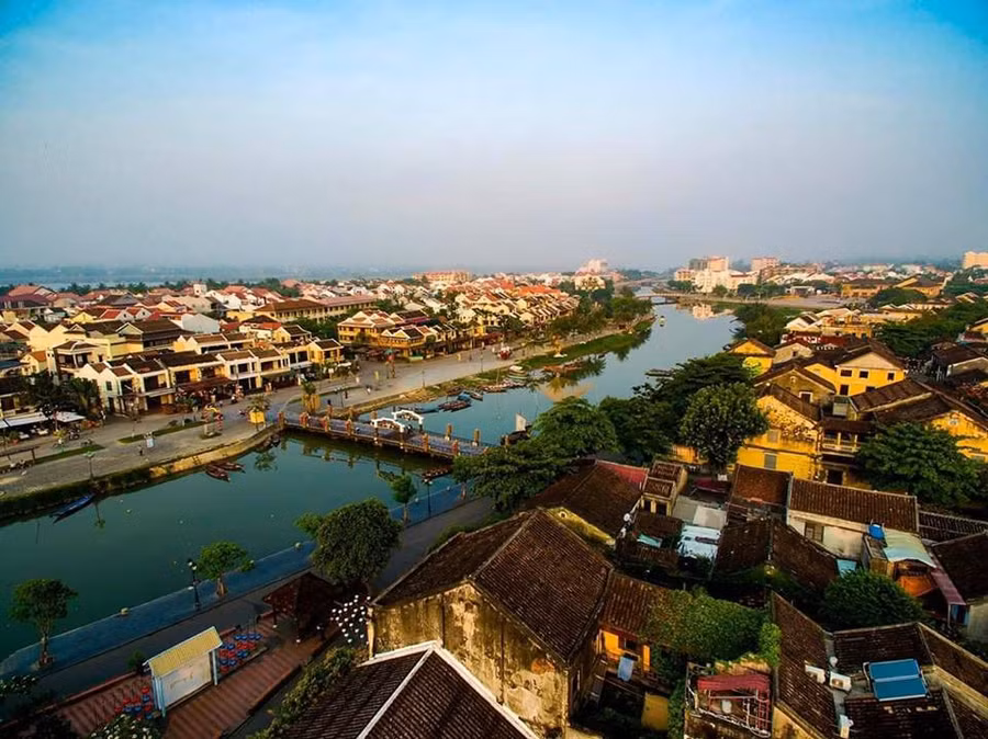 Bên này sông là phố cổ, bên kia sông cũng là những ngôi nhà mới được xây nhưng kiến trúc như bên phố cổ