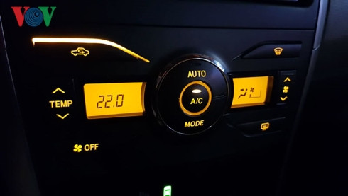  Bật điều hòa trong xe vào mùa đông chỉ cần không thấy lạnh là được.
