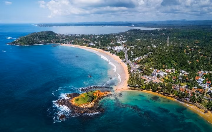 Những bãi biển nhiệt đới thiên đường. Du khách có thể tìm thấy bãi biển vùng Caribe hay Hawaii tại thị trấn Mirissa miền Nam Sri Lanka. Tiềm năng du lịch biển của Sri Lanka vẫn chưa được khai phá, song ngành du lịch sẽ sớm bùng nổ. Theo Lonely Planet, du khách sẽ tăng đột biến. Tại vùng biển phía Tây Sri Lanka, các khu nghỉ mát đang được xây dựng. Ảnh: Shutterstock.com