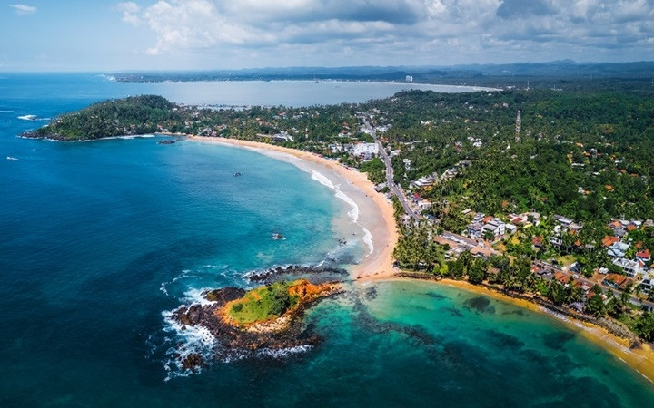  Những bãi biển nhiệt đới thiên đường. Du khách có thể tìm thấy bãi biển vùng Caribe hay Hawaii tại thị trấn Mirissa miền Nam Sri Lanka. Tiềm năng du lịch biển của Sri Lanka vẫn chưa được khai phá, song ngành du lịch sẽ sớm bùng nổ. Theo Lonely Planet, du khách sẽ tăng đột biến. Tại vùng biển phía Tây Sri Lanka, các khu nghỉ mát đang được xây dựng. Ảnh: Shutterstock.com