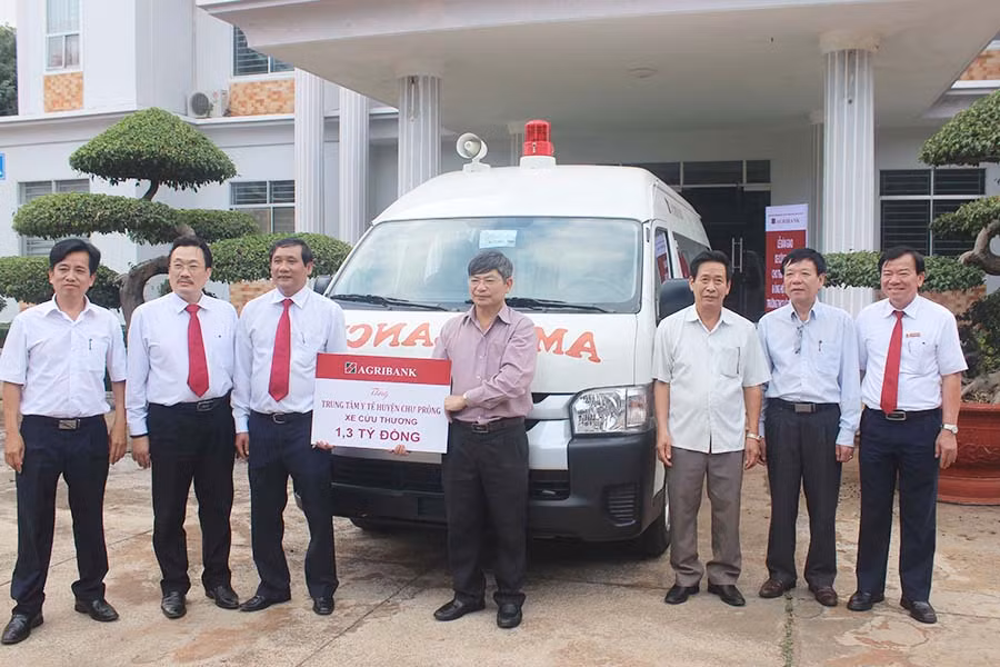  Agribank Gia Lai trao tặng xe cứu thương chuyên dụng cho Trung tâm Y tế huyện Chư Prông. Ảnh: S.C