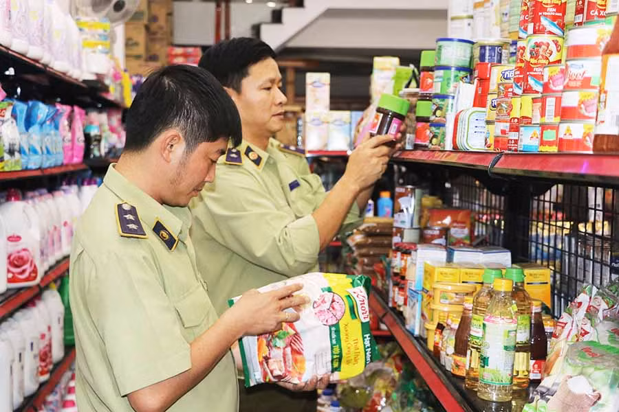  Lực lượng Quản lý Thị trường tăng cường kiểm tra các cơ sở kinh doanh hàng hóa trong dịp Tết Nguyên đán 2019. Ảnh: N.M