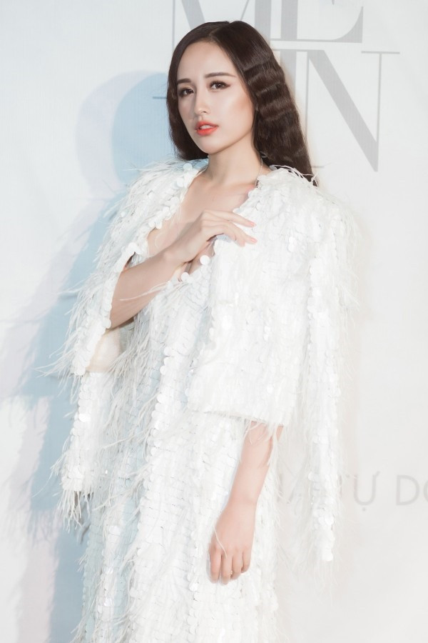 Giữ vai trò veddete, Mai Phương Thúy diện bộ đầm trắng sexy, khoe vòng 1 gợi cảm, nổi bật lấn át dàn mỹ nhân cùng có mặt. Giữ vai trò veddete, Mai Phương Thúy diện bộ đầm trắng sexy, khoe vòng 1 gợi cảm, nổi bật lấn át dàn mỹ nhân cùng có mặt.