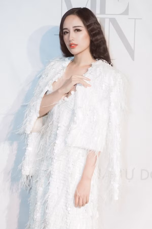 Giữ vai trò veddete, Mai Phương Thúy diện bộ đầm trắng sexy, khoe vòng 1 gợi cảm, nổi bật lấn át dàn mỹ nhân cùng có mặt. 